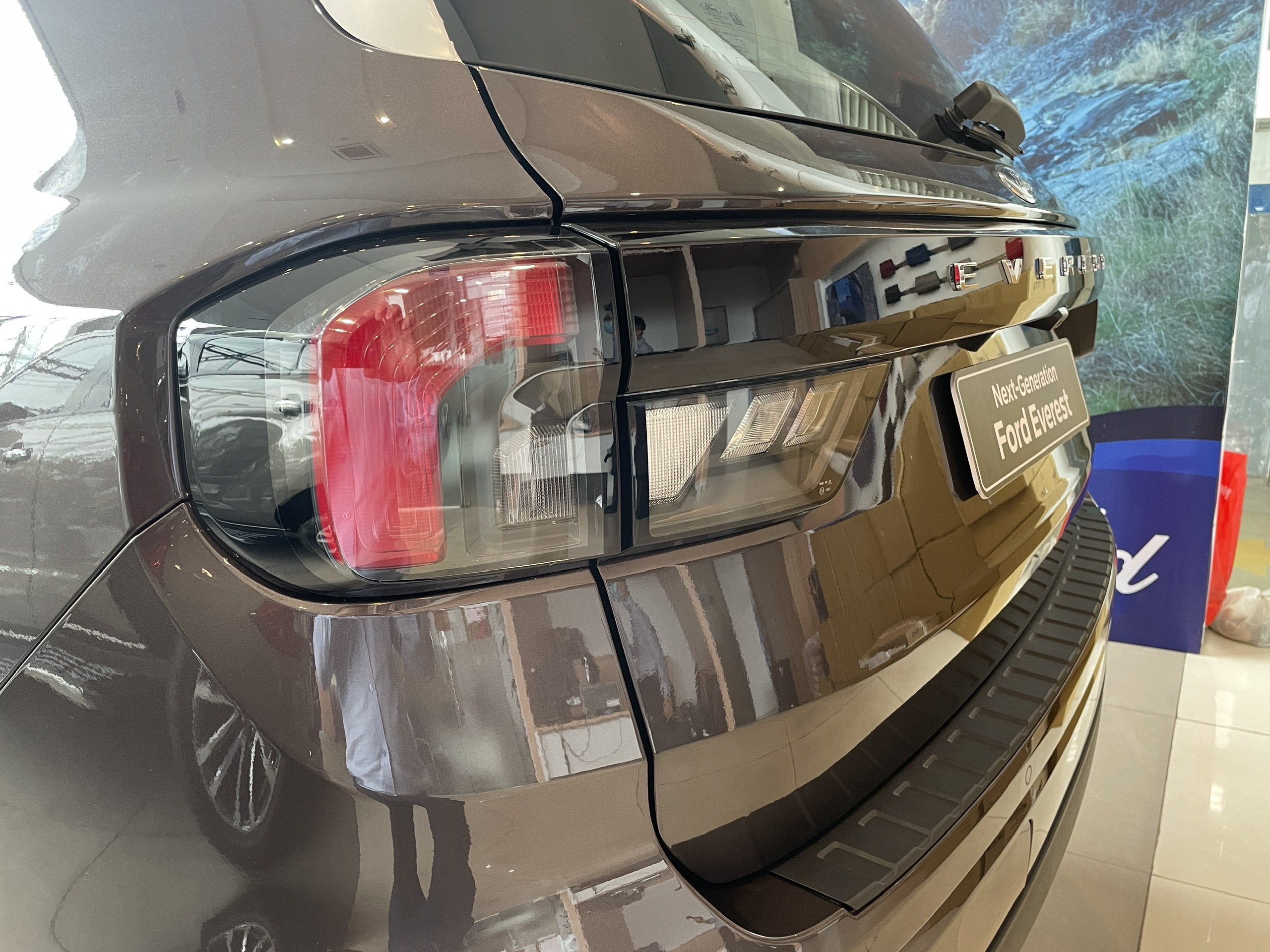 ford everest ambiente 2023 màu nâu 6