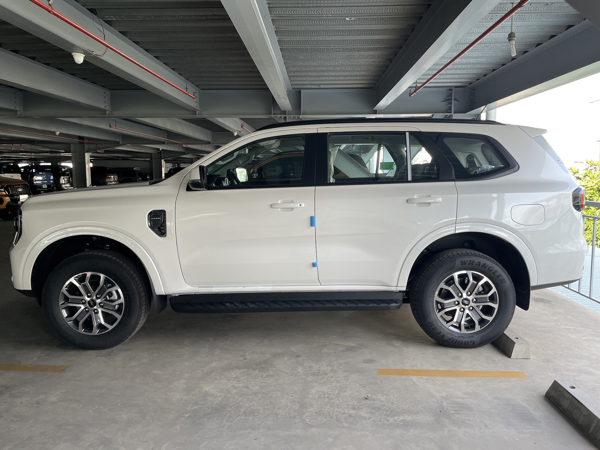 ford everest ambiente 4x2 2023 màu trắng 9