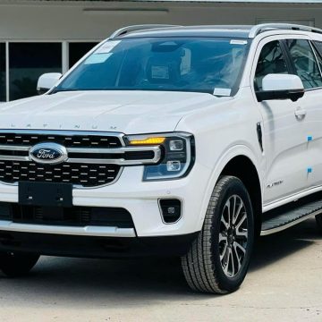 Ford Everest Platinum Màu Trắng 2024