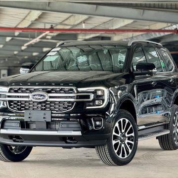 Ford Everest Platinum Màu Đen 2024