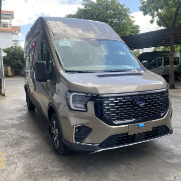 Ford Transit Premium Màu Vàng